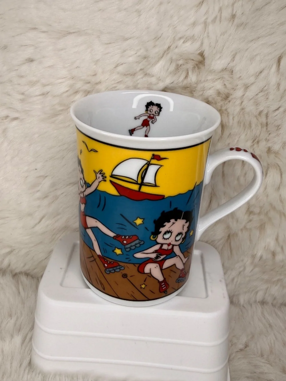Vintage Betty Boop Roller Skate Coffee Mug Sailboat Boardwalk Cartoon Cup